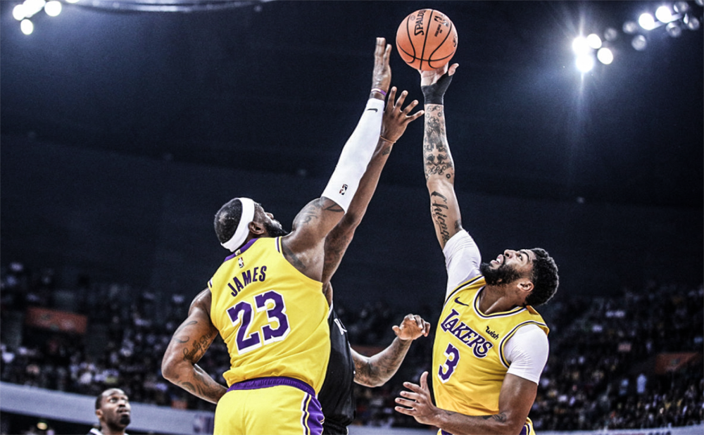 爱游戏APP-洛杉矶湖人训练开放日，集结日状态回暖引欢呼，CBA季后赛在即，临场指挥获称赞的简单介绍